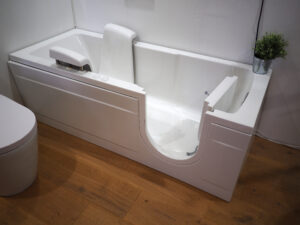 Baignoire de salle de bains accessible aux handicapés avec poignées électriques pour les personnes handicapées