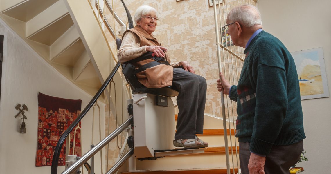 Couple de personnes âgées devant le monte-escalier