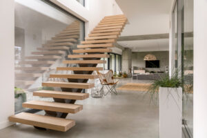Escalier minimaliste dans l'intérieur d'une villa moderne